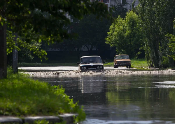 Cherkassy Ukraine Junho 2016 Carros Que Conduzem Uma Estrada Inundada — Fotografia de Stock