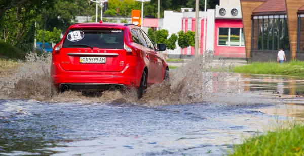 Cherkassy Ukrajna 2016 Június Autók Vezetési Elöntött Úton Során Árvíz — Stock Fotó