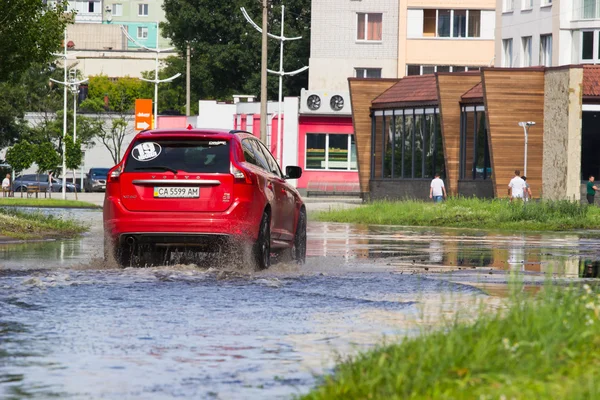 Cherkassy Ucrania Junio 2016 Coches Conduciendo Por Una Carretera Inundada — Foto de Stock