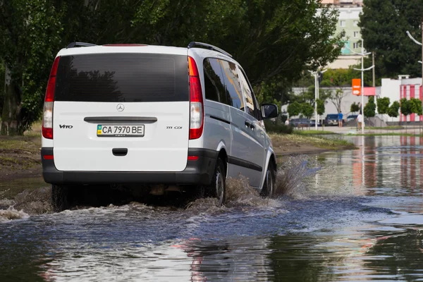 Cherkassy Ukrajna 2016 Június Autók Vezetési Elöntött Úton Során Árvíz — Stock Fotó