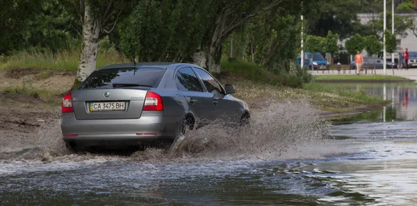 Cherkassy Ukrajna 2016 Június Autók Vezetési Elöntött Úton Során Árvíz — Stock Fotó