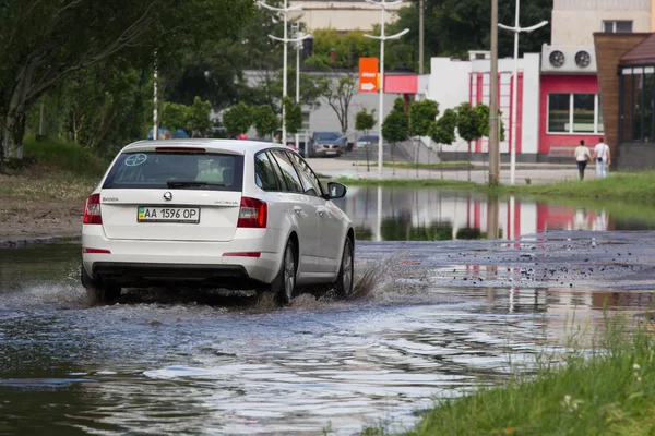 Черкаси Україна Червня 2016 Автомобілі Затопленій Дорозі Під Час Повені — стокове фото