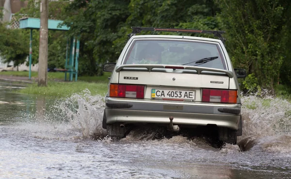 Cherkassy Ucrania Junio 2016 Coches Conduciendo Por Una Carretera Inundada — Foto de Stock