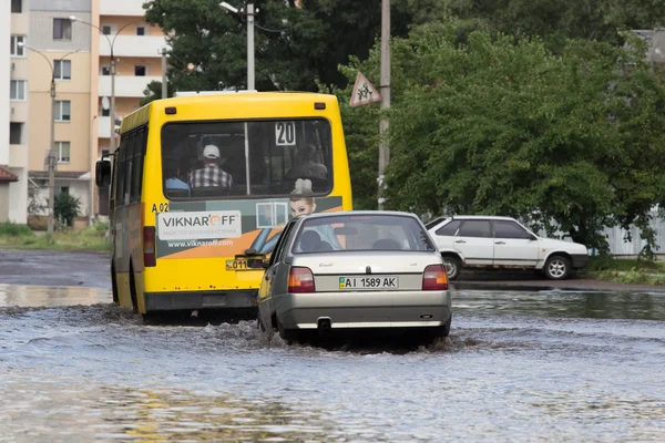 Черкаси Україна Червня 2016 Автомобілі Затопленій Дорозі Під Час Повені — стокове фото