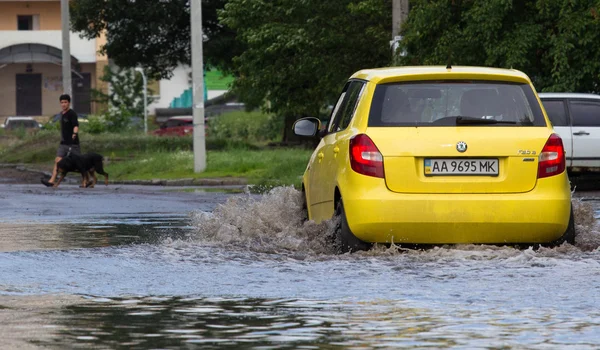 Cherkassy Ucrania Junio 2016 Coches Conduciendo Por Una Carretera Inundada — Foto de Stock