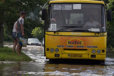 Cherkassy, Ukrayna - 5 Haziran 2016: arabalar neden ağır yağmur, Cherkassy sonra bir sel sırasında su dolu bir yolda sürüş.