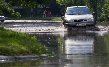 Cherkassy, Ukrayna - 5 Haziran 2016: arabalar neden ağır yağmur, Cherkassy sonra bir sel sırasında su dolu bir yolda sürüş.