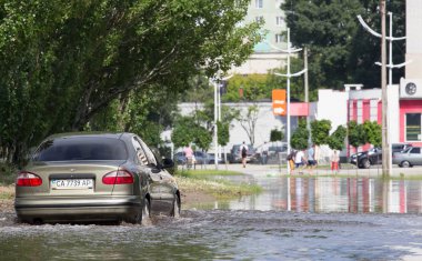 Cherkassy, Ukrayna - 5 Haziran 2016: arabalar neden ağır yağmur, Cherkassy sonra bir sel sırasında su dolu bir yolda sürüş.