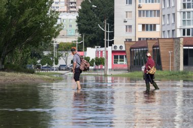 Cherkassy, Ukrayna - 5 Haziran 2016: arabalar neden ağır yağmur, Cherkassy sonra bir sel sırasında su dolu bir yolda sürüş.