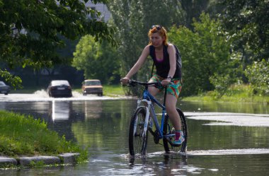 Cherkassy, Ukrayna - 5 Haziran 2016: arabalar neden ağır yağmur, Cherkassy sonra bir sel sırasında su dolu bir yolda sürüş.