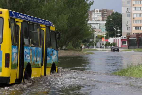 Cherkassy Ucrania Junio 2016 Coches Conduciendo Por Una Carretera Inundada — Foto de Stock