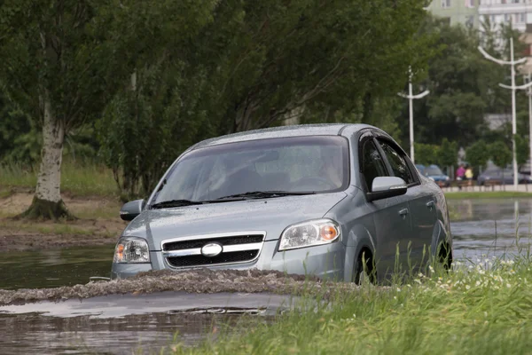 Cherkassy, Ukrajna - 2016. június 5.: autók vezetési elöntött úton során az árvíz okozta után heves esőzés, Cherkassy. — Stock Fotó