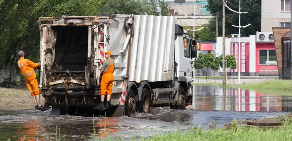 Tscherkassy, Ukraine - 5. Juni 2016: Autos fahren auf einer überfluteten Straße während einer Überschwemmung, die nach starkem Regen verursacht wurde, in Tscherkassy. — Stockfoto