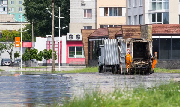 Tscherkassy, Ukraine - 5. Juni 2016: Autos fahren auf einer überfluteten Straße während einer Überschwemmung, die nach starkem Regen verursacht wurde, in Tscherkassy. — Stockfoto