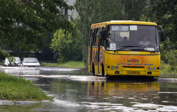 ЧЕРКАССИЯ, УКРАИНА - 5 июня 2016 года: в Черкассах, во время наводнения, вызванного обильным дождем, автомобили ехали по затопленной дороге . — стоковое фото