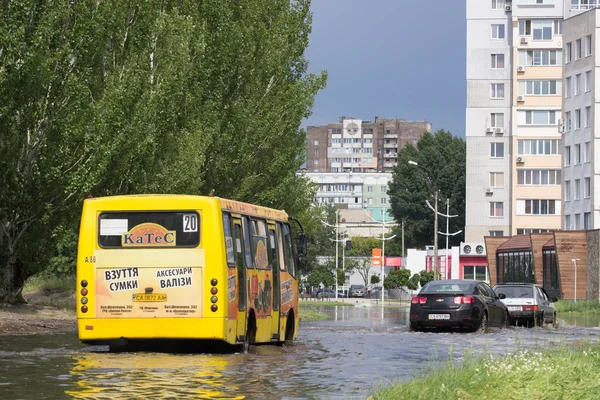 Tscherkassy, Ukraine - 5. Juni 2016: Autos fahren auf einer überfluteten Straße während einer Überschwemmung, die nach starkem Regen verursacht wurde, in Tscherkassy. — Stockfoto