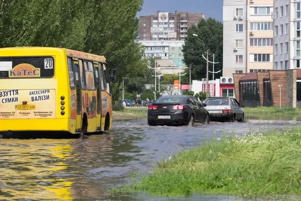 Tscherkassy, Ukraine - 5. Juni 2016: Autos fahren auf einer überfluteten Straße während einer Überschwemmung, die nach starkem Regen verursacht wurde, in Tscherkassy. — Stockfoto