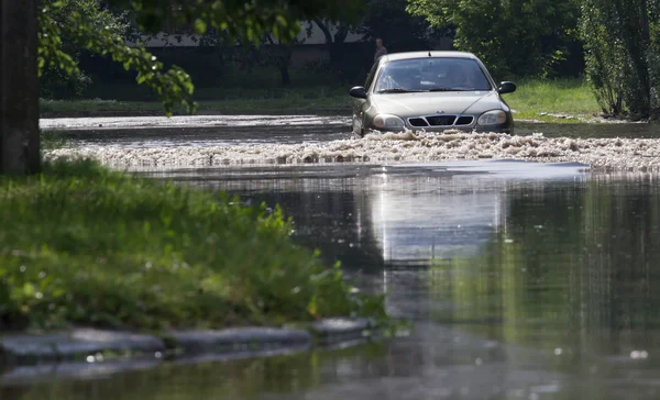 Cherkassy, Ukrajna - 2016. június 5.: autók vezetési elöntött úton során az árvíz okozta után heves esőzés, Cherkassy. — Stock Fotó