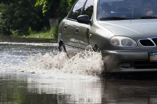 Cherkassy, Ukrajna - 2016. június 5.: autók vezetési elöntött úton során az árvíz okozta után heves esőzés, Cherkassy. — Stock Fotó