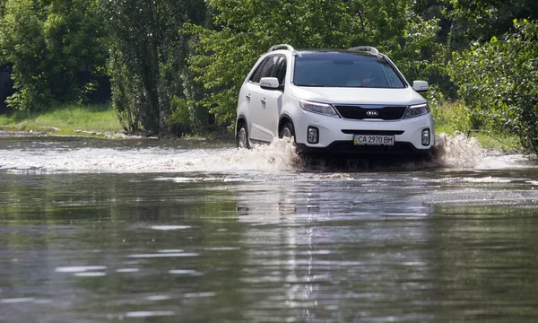 チェルカースィ, ウクライナ-2016 年 6 月 5 日: 洪水チェルカースィで大雨の後など、浸水、道路上走行車. — ストック写真