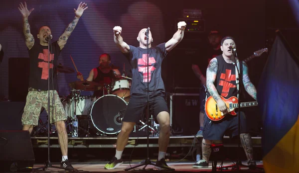 Czerkasy, Ukraina - 5 czerwca 2016: Siergiej Mikhalok człowieka przed punkrockowego zespołu Brutto wykonuje piosenki podczas pokazu w motofestival Tarasova Gora — Zdjęcie stockowe
