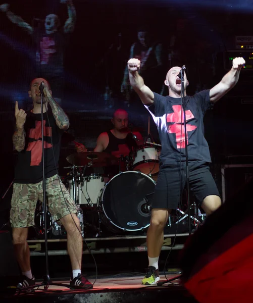 Czerkasy, Ukraina - 5 czerwca 2016: Siergiej Mikhalok człowieka przed punkrockowego zespołu Brutto wykonuje piosenki podczas pokazu w motofestival Tarasova Gora — Zdjęcie stockowe