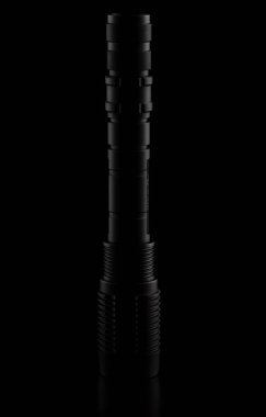 Taktik Polis ve siyah arka plan üzerine askeri el feneri