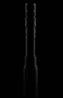 Taktik Polis ve siyah arka plan üzerine askeri el feneri