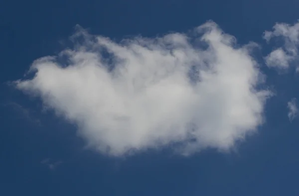 Cloud tegen de blauwe hemel — Stockfoto