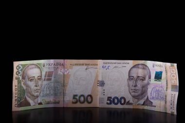 Ukrayna parası. Yeni Beş yüz Grivnası siyah arka plan izole.