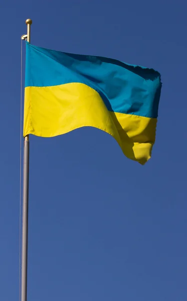 하늘에 우크라이나의 노란색 파란색 플래그 — 스톡 사진