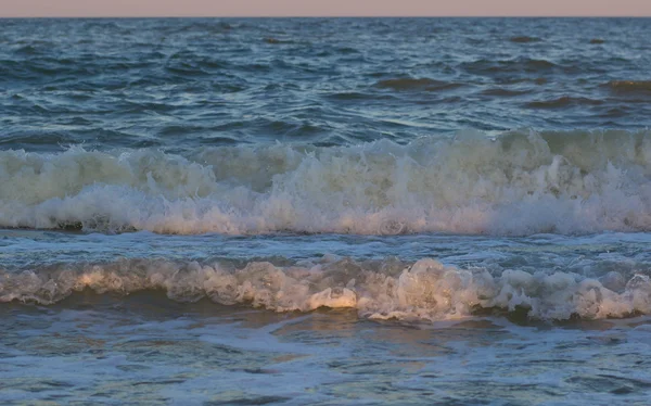 Бурный закат у моря. Волна и всплеск — стоковое фото