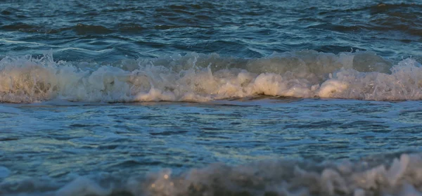 Atardecer tormentoso en el mar. Ola y salpicadura —  Fotos de Stock