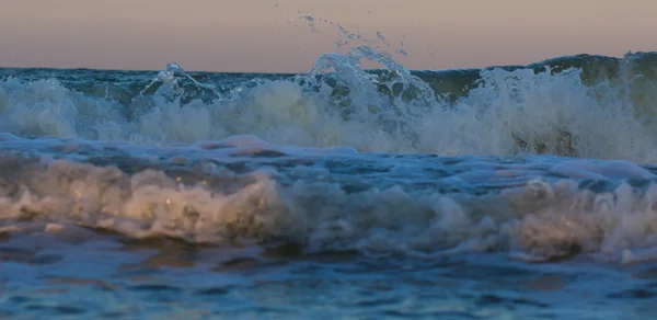 Bouřlivé západ slunce na moři. Vlna a splash — Stock fotografie