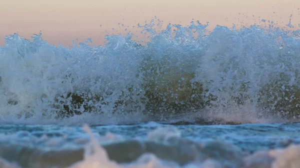 Бурный закат у моря. Волна и всплеск — стоковое фото
