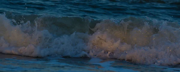 O pôr-do-sol tempestuoso no mar. Onda e salpicos — Fotografia de Stock