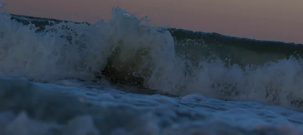 Stormy sunset at the sea. Wave and splash — Stock Photo, Image