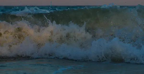 Bouřlivé západ slunce na moři. Vlna a splash — Stock fotografie