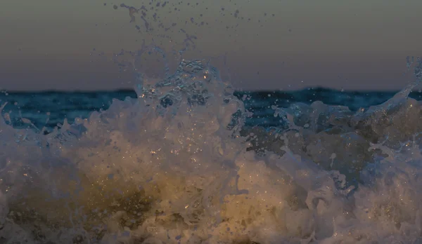 Atardecer tormentoso en el mar. Ola y salpicadura —  Fotos de Stock
