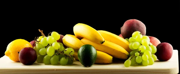 Frutas frescas aisladas en negro — Foto de Stock