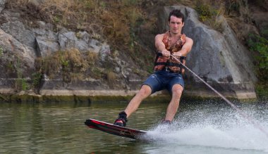 Yeşil parkta gölet erkek wakeboarder.