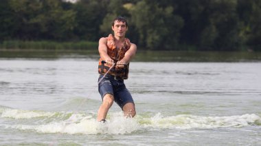 Yeşil parkta gölet erkek wakeboarder.