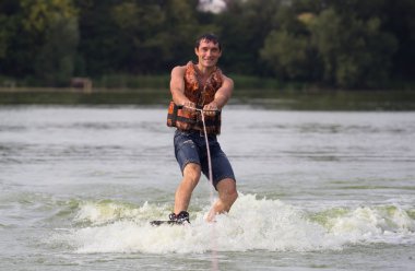 Yeşil parkta gölet erkek wakeboarder.