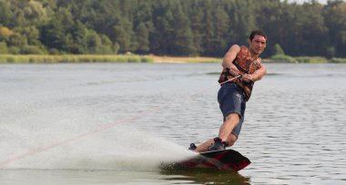 Yeşil parkta gölet erkek wakeboarder.