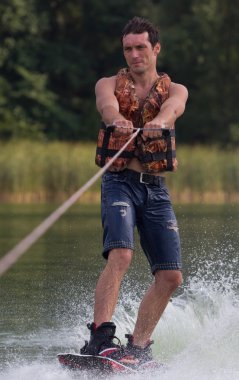 Yeşil parkta gölet erkek wakeboarder.