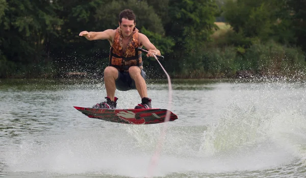 Yeşil parkta gölet erkek wakeboarder.
