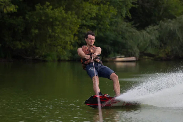 Mužský Wakeboardista Rybníku Zeleném Parku — Stock fotografie