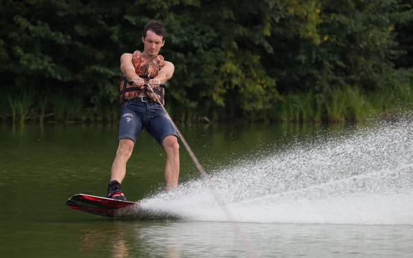 Manlig Wakeboarder Pond Green Park — Stockfoto