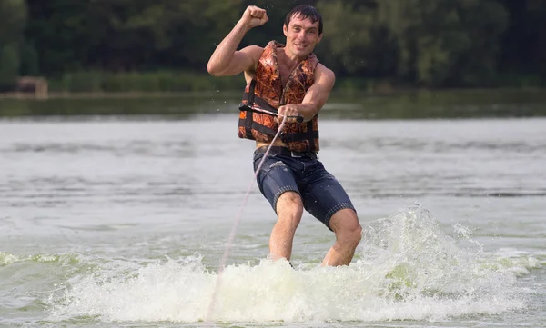 Yeşil parkta gölet erkek wakeboarder.