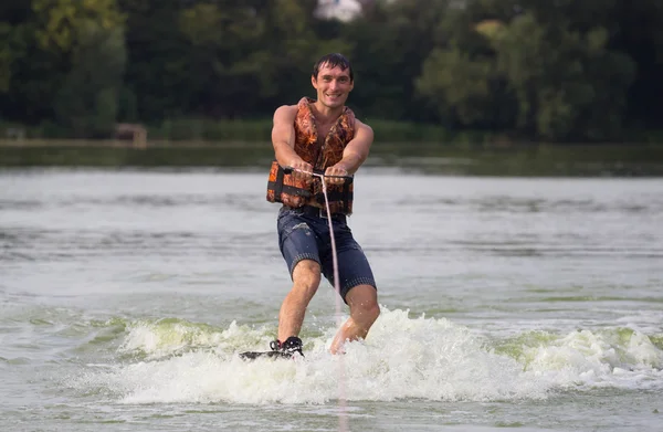 Yeşil parkta gölet erkek wakeboarder.